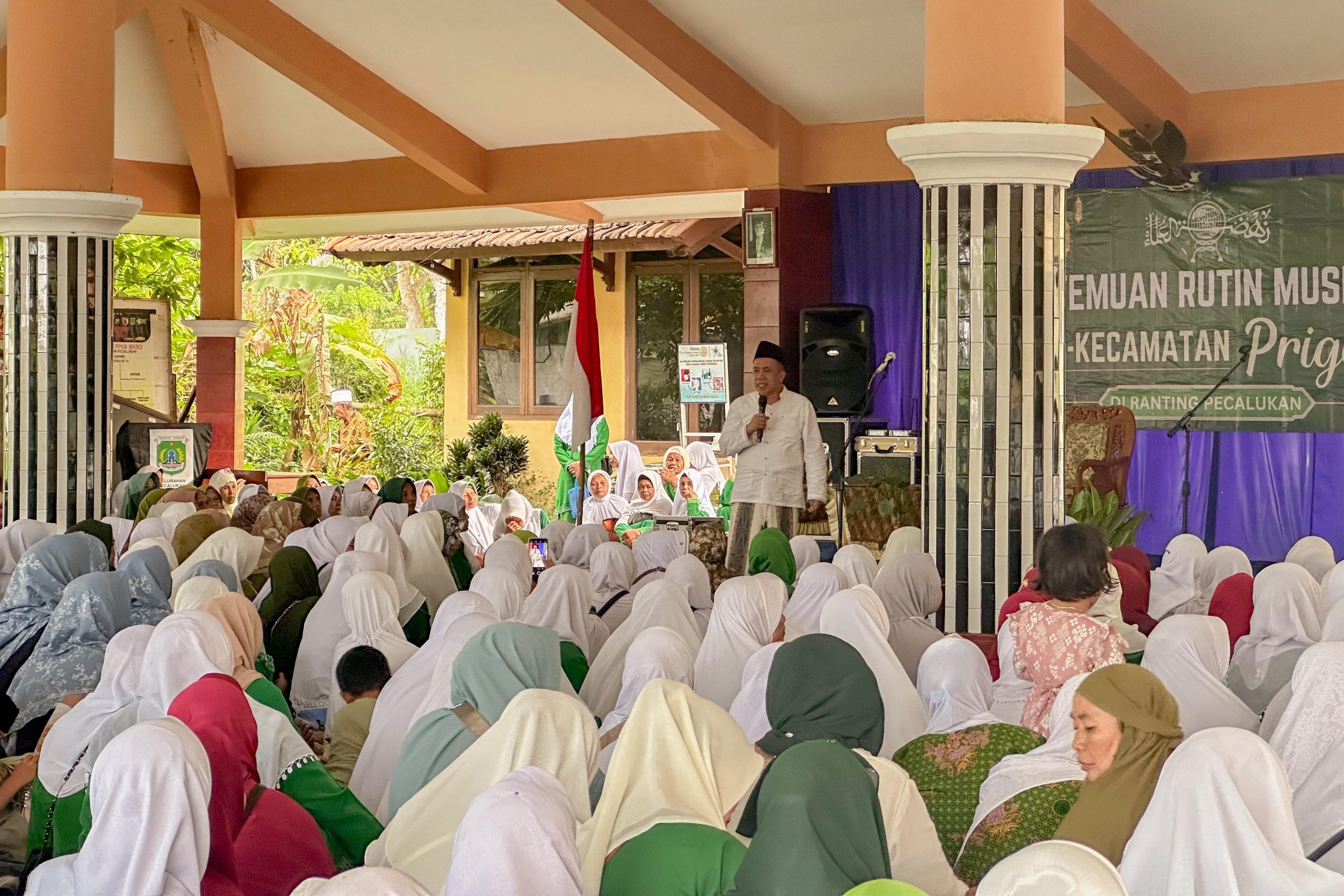 Hadiri Pertemuan Muslimat NU Prigen, Gus Mujib Disambut Antusias Para Jamaah